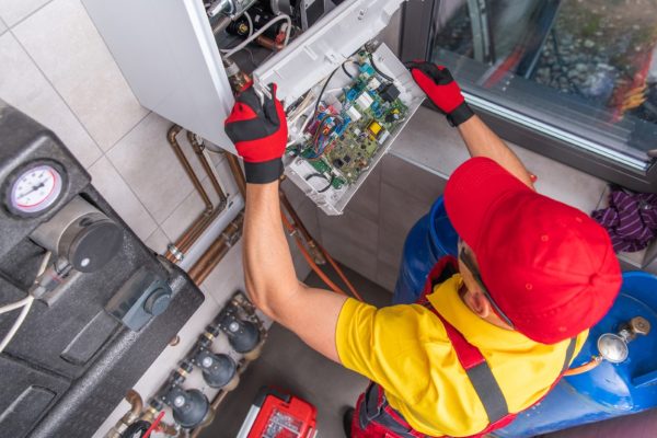 Técnico certificado revisando una caldera Vaillant de gasoil en Retiro