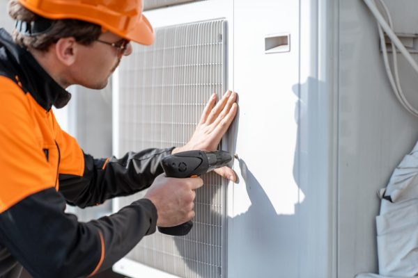 Técnico de HITECSA no oficial realizando un diagnóstico preciso de aire acondicionado en Ciempozuelos.