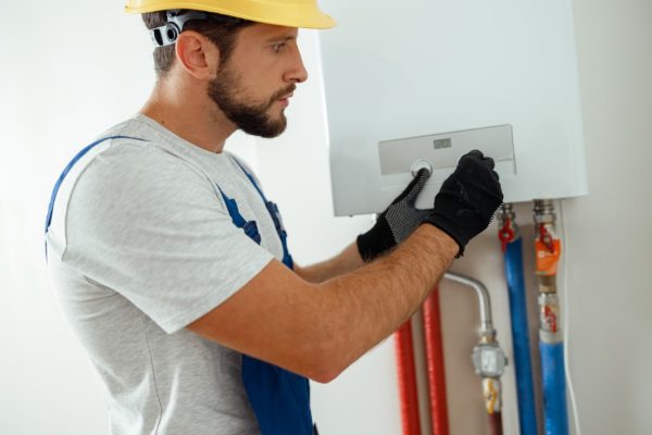 Técnico experto reparando caldera Saunier Duval en Miraflores de la Sierra