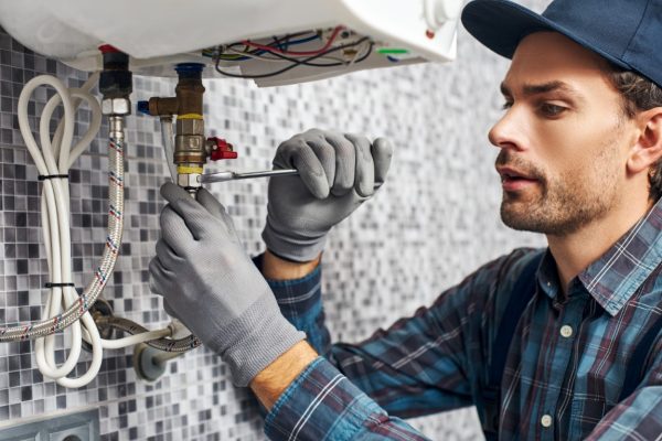 Técnico experto reparando caldera Vaillant en Valdemorillo