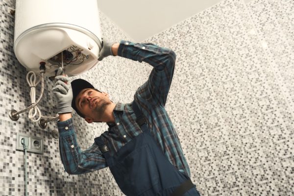 Técnico certificado reparando una caldera Viessmann en Torrejón de la Calzada