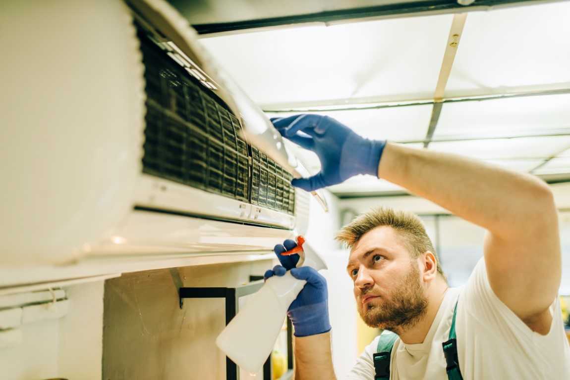 Técnico de MITSUBISHI Sant Adrià de Besòs realizando mantenimiento experto en aire acondicionado.