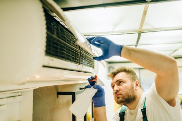 Técnico especializado en eficiencia energética para aires acondicionados SHARP en Ciudad Lineal.