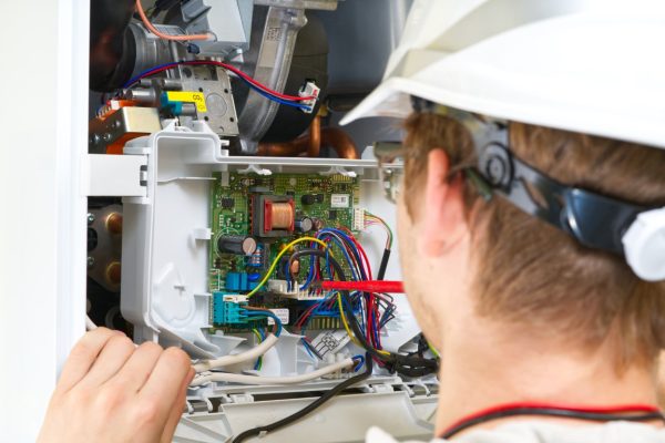 Técnico garantizando la reparación de caldera Vaillant en Puente de Vallecas