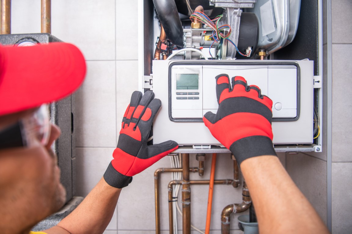 Técnico certificado reparando una caldera Chaffoteaux en Las Matas