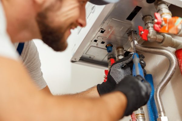 Reparación de caldera Saunier Duval comercial en taller técnico de Fuenlabrada